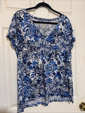 Lilly Pulitzer Blue & White Floral V-Neck Short Sleeve Top